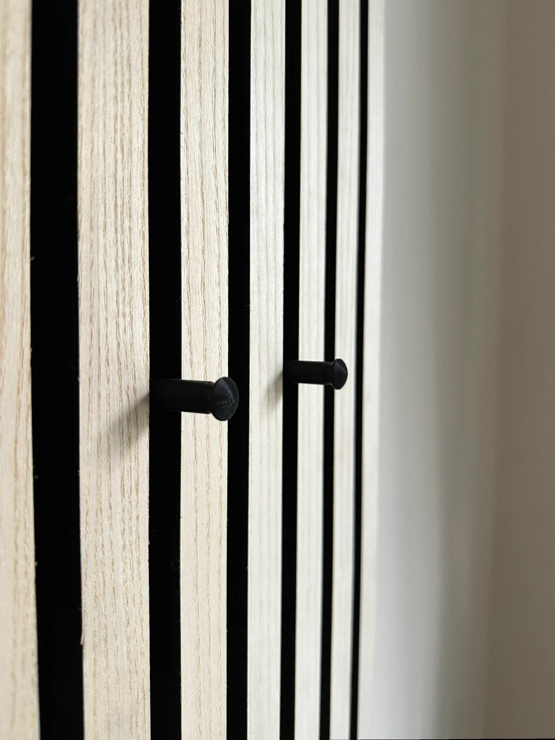 Twister Haken für leichte Gegenstände, perfekt für den Flur, Wohnzimmer und Schlafzimmer um deine Akustikpaneele aufzuwerten. Aufbewahrung von Schlüssel oder Autoschlüssel. Schlüsselbrett, Schlüsselhaken, ohne bohren, leicht, schnell, schlicht