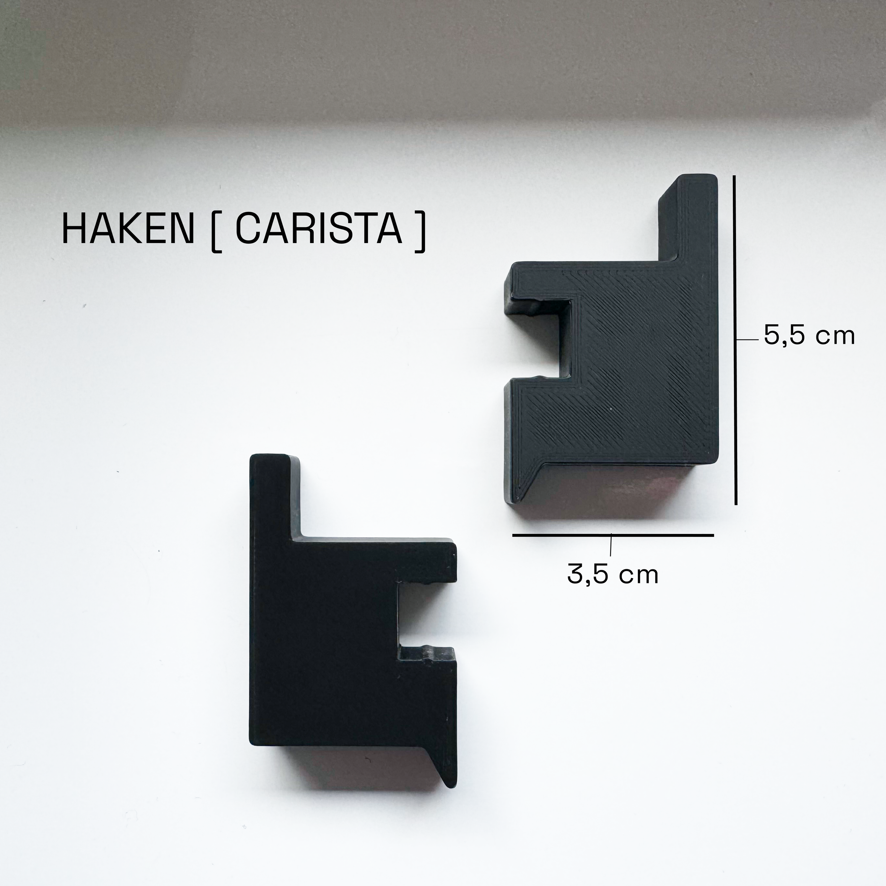 Eleganter Haken an Akustikpaneel zur platzsparenden und ästhetischen Umwandlung in eine Garderobe für Mäntel, Taschen und Accessoires in Büro- und Wohnräumen.