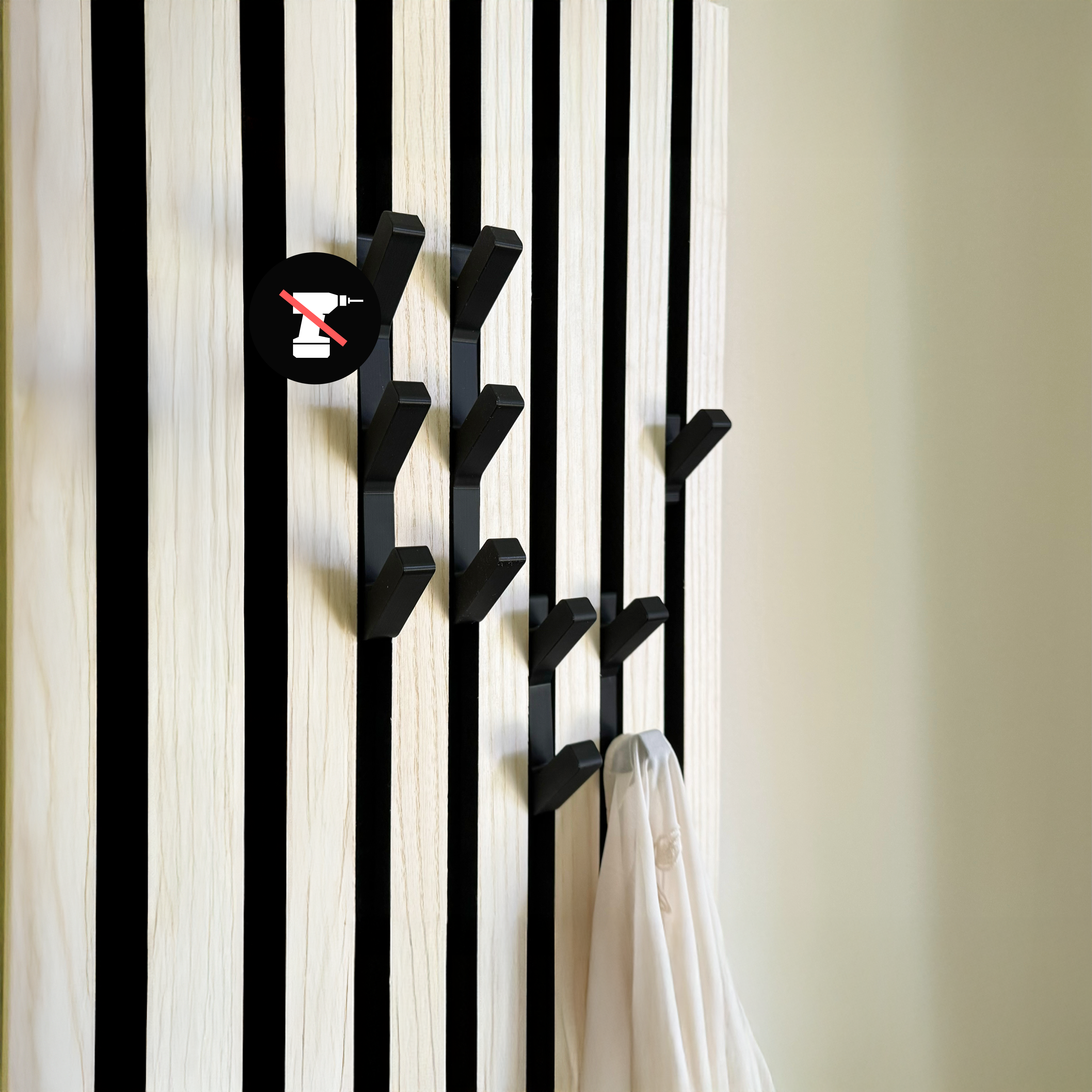 Entdecke praktisches Zubehör für Akustikpaneele und Wandpaneele! Unsere Haken und Garderobenhaken lassen sich werkzeugfrei befestigen – ganz ohne Bohren. Ideal, um Jacken, Taschen oder Deko stilvoll an deiner Wand zu platzieren. Einfach einhängen und fertig!