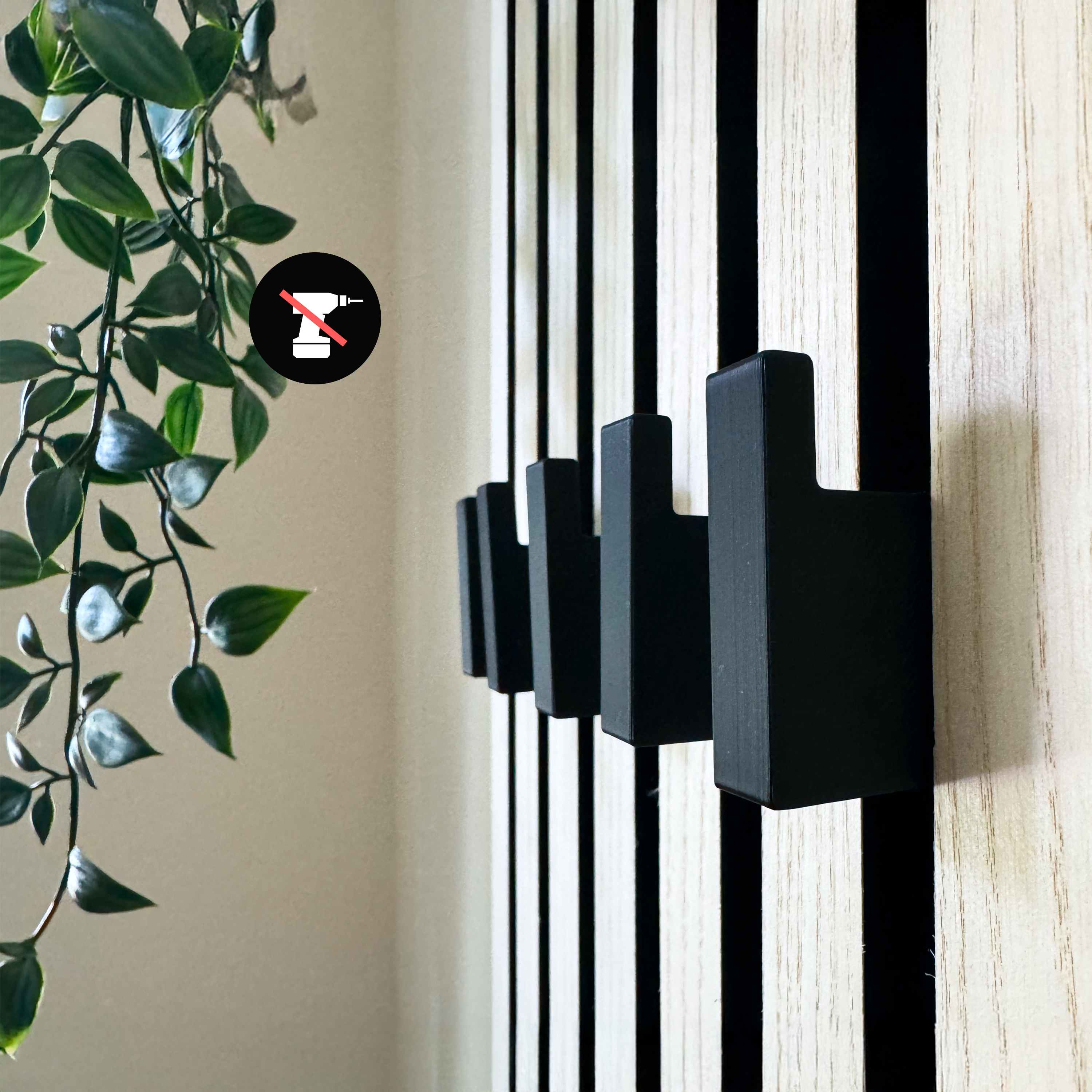 Eleganter Haken an Akustikpaneel zur platzsparenden und ästhetischen Umwandlung in eine Garderobe für Mäntel, Taschen und Accessoires in Büro- und Wohnräumen.