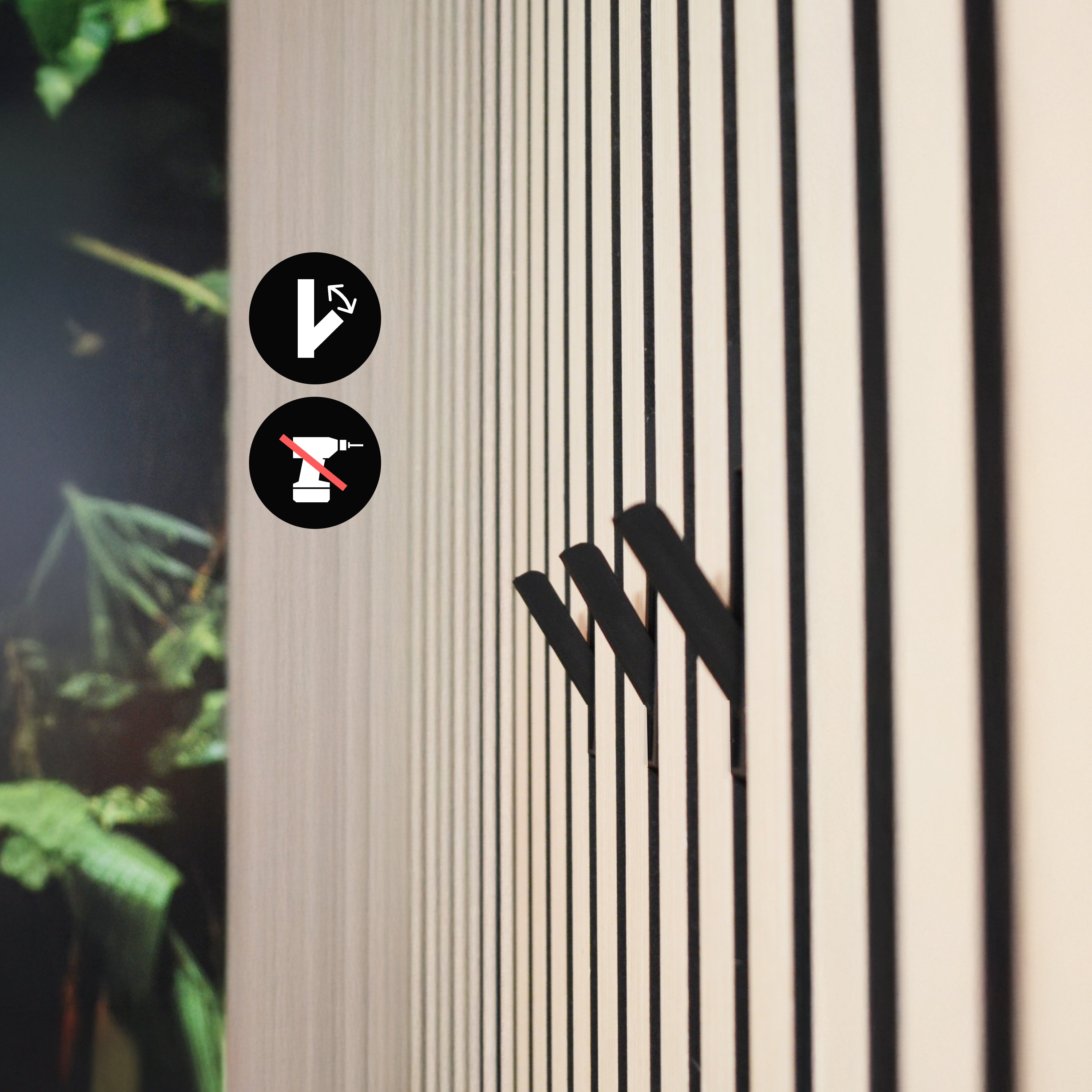 Modernes Wandpaneel mit vertikalen Holz- und schwarzen Akustikstreifen, ausgestattet mit klapphaken zum öffnen und schließen. Hochwertiges Akustikpaneel zubehör für stilvolle Garderoben. Die bohrfreie Montage ermöglicht eine flexible Nutzung in Flur, Eingangsbereich oder Schlafzimmer.