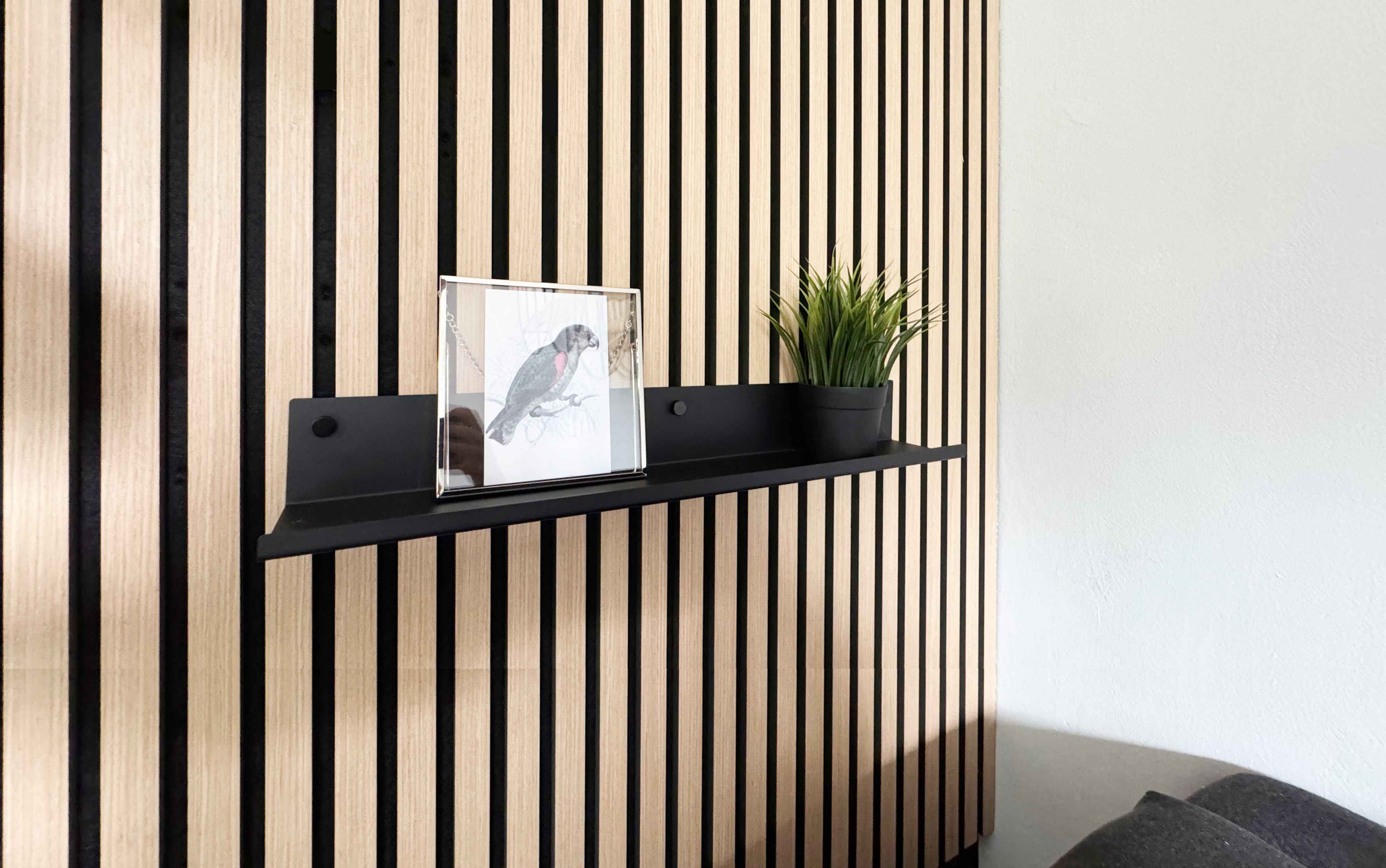 Das hochwertige Metallregal bietet eine vielseitige Lösung für Dein Zuhause, da sie sowohl als praktische Ablage im Flur als auch für die Präsentation von Bildern und Dekoration im Wohnzimmer genutzt werden kann. Gestalte deine Räume kreativ und individuell mit unseren Akustikpaneel Accessoires!