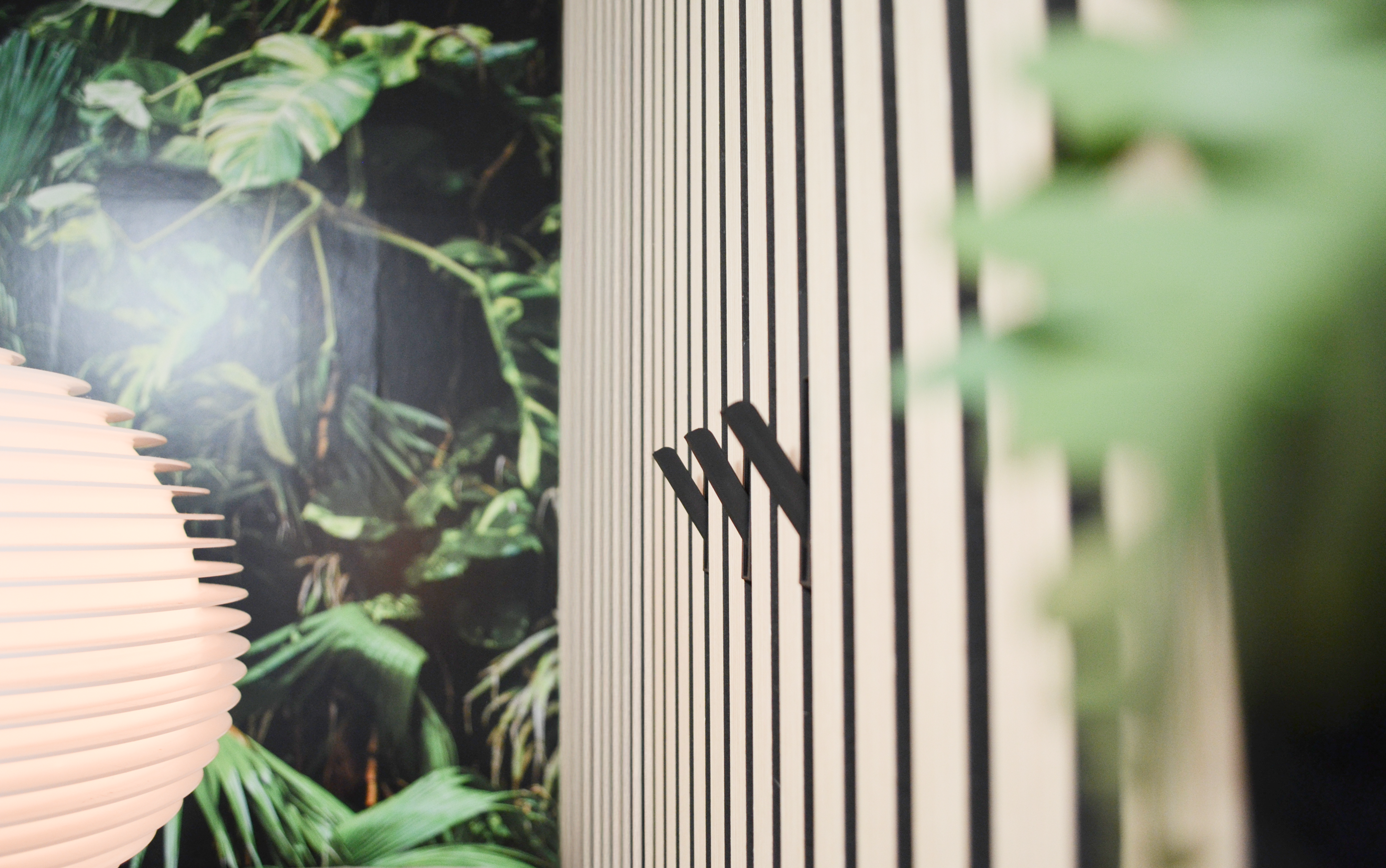 Durch die Klappfunktion kann man selbst entscheiden, ob der Haken sichtbar sein soll oder unsichtbar im Paneel verschwindet.