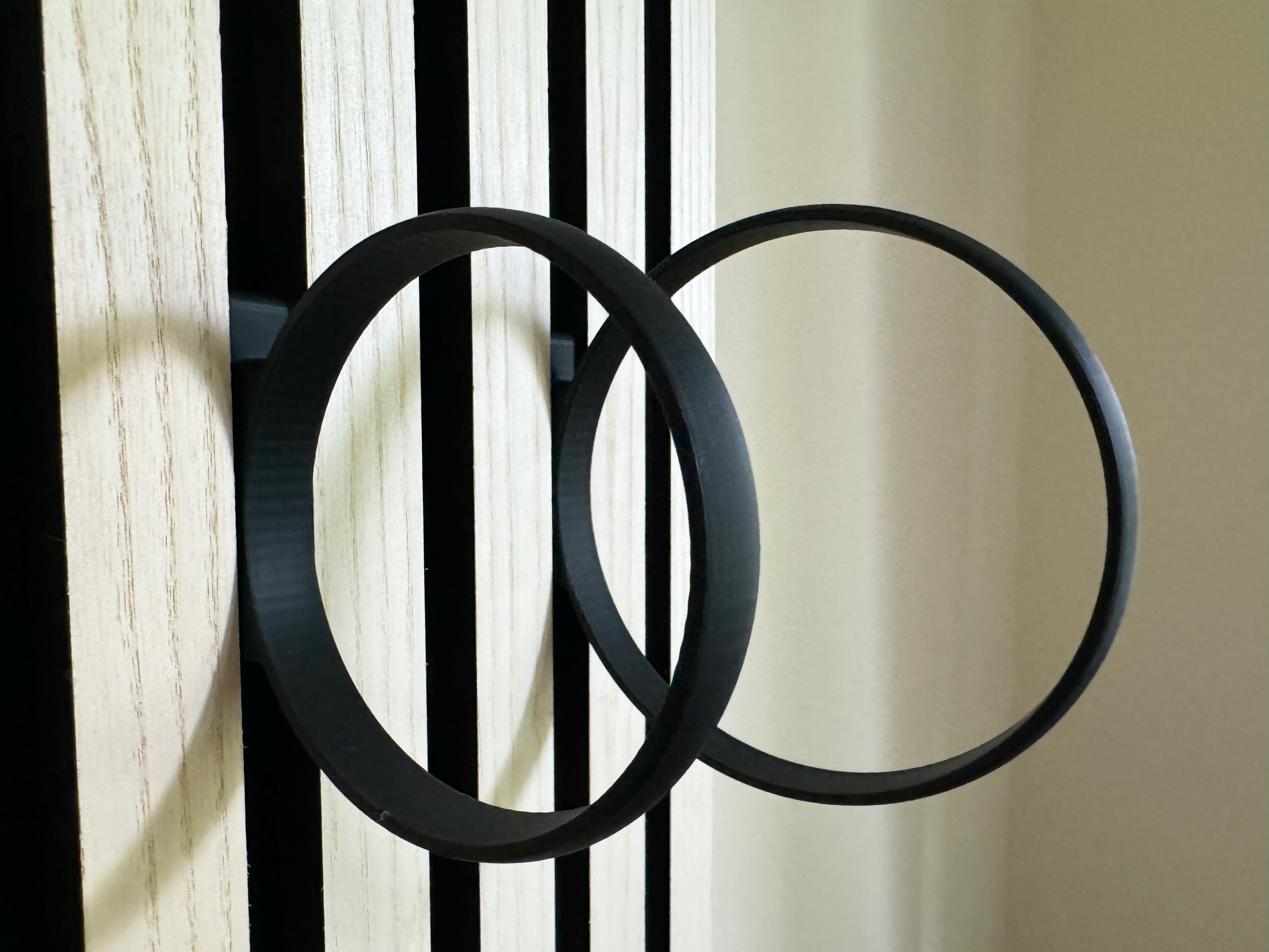 Eleganter Haken an Akustikpaneel, der das Paneel in eine platzsparende und ästhetische Garderobe für Schals, Leinen und Accessoires von Hund und Katze in Büro- und Wohnräumen verwandelt.