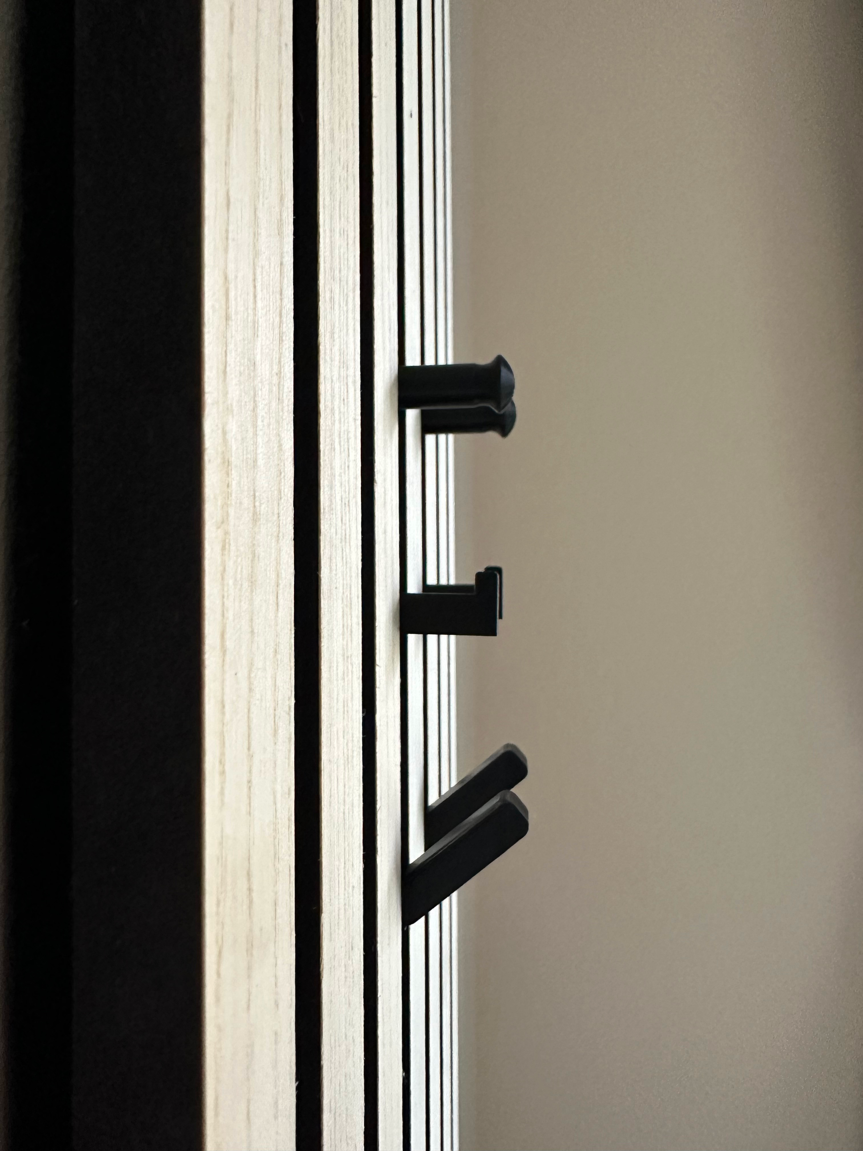 Twister Haken für leichte Gegenstände, perfekt für den Flur, Wohnzimmer und Schlafzimmer um deine Akustikpaneele aufzuwerten. Aufbewahrung von Schlüssel oder Autoschlüssel. Schlüsselbrett, Schlüsselhaken, ohne bohren, leicht, schnell, schlicht