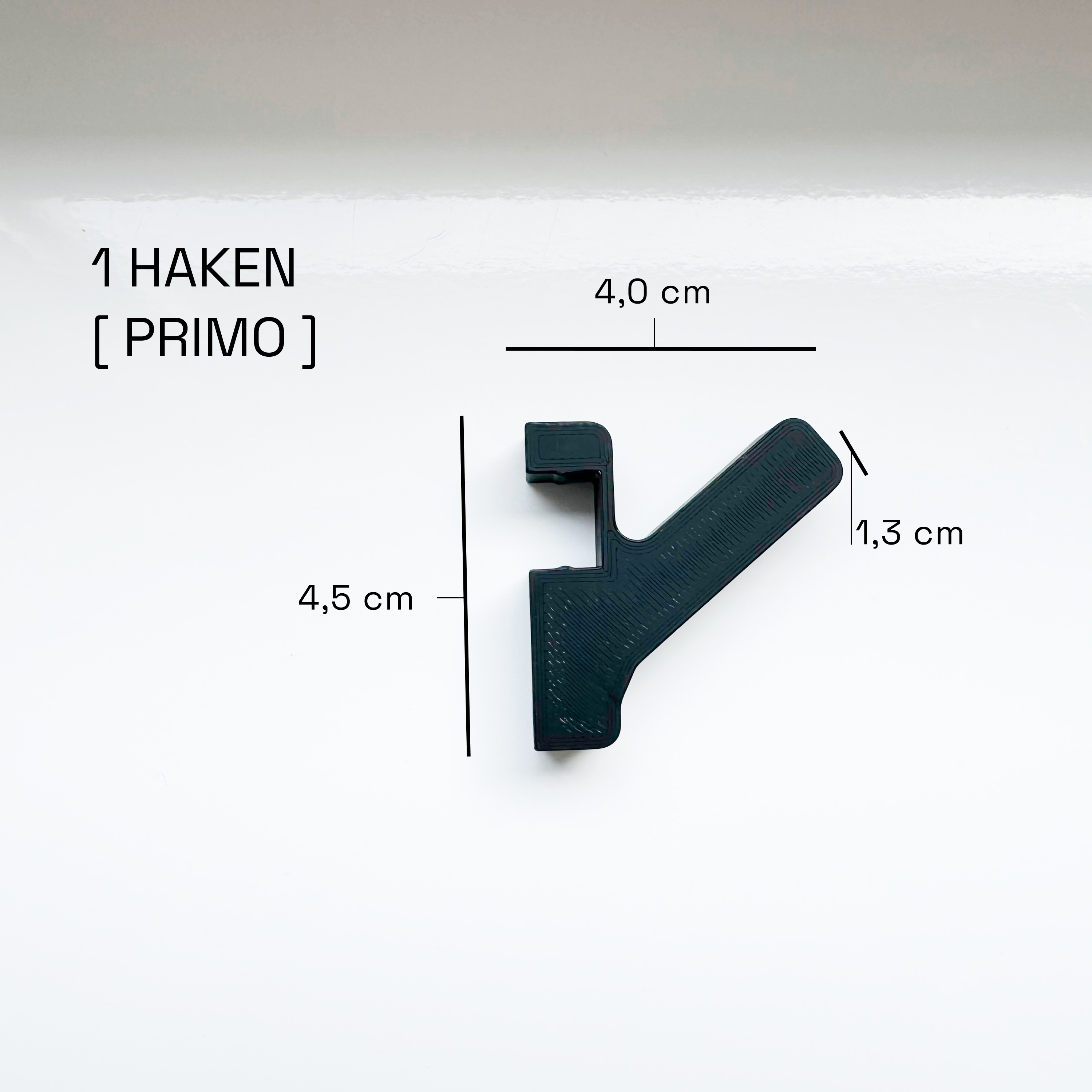 Eleganter Haken an Akustikpaneel zur platzsparenden und ästhetischen Umwandlung in eine Garderobe für Mäntel, Taschen und Accessoires in Büro- und Wohnräumen.