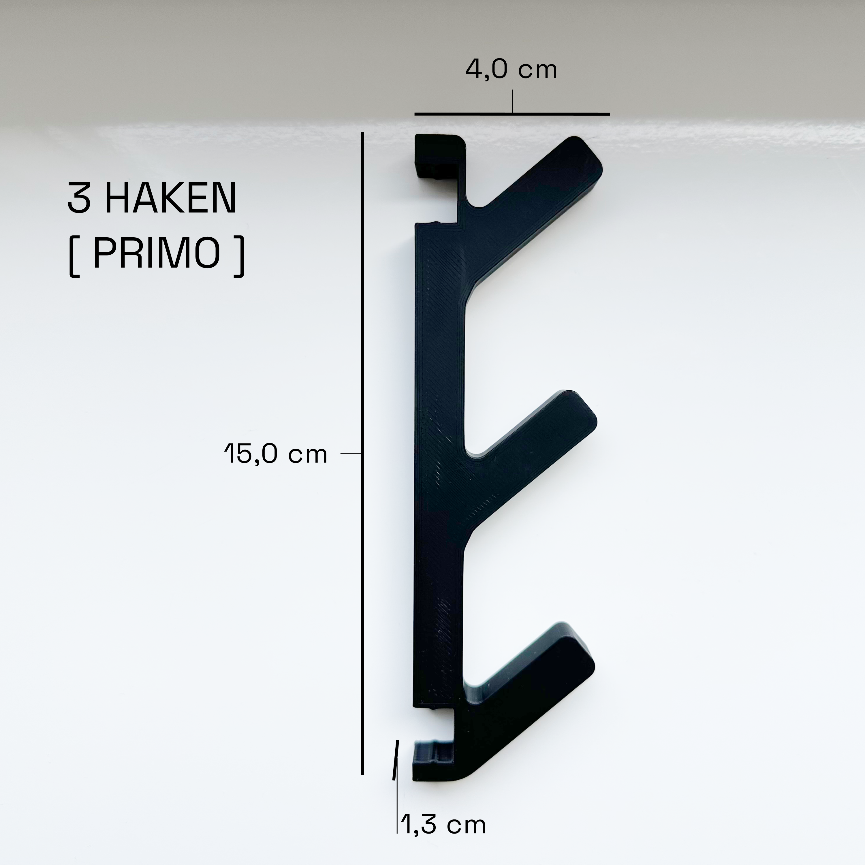 Eleganter Haken an Akustikpaneel zur platzsparenden und ästhetischen Umwandlung in eine Garderobe für Mäntel, Taschen und Accessoires in Büro- und Wohnräumen.